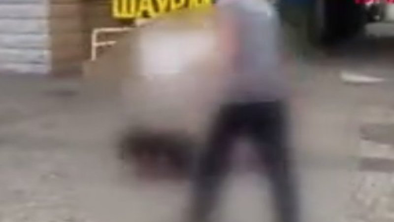 Ukrayna’da sokak ortasında kadına darp