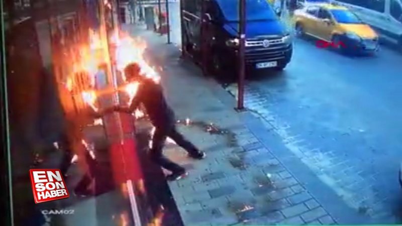 Taksim'de ağabey kardeşini tinerle yaktı