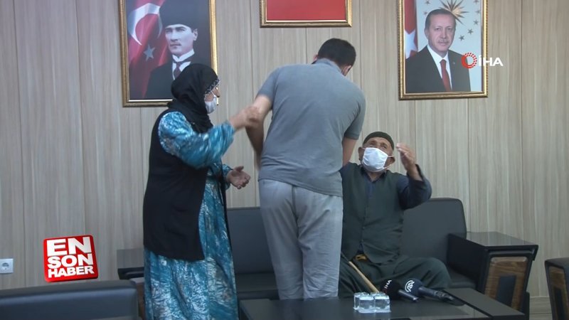 Oğluna kavuşan baba: Yaşasın Türk Ordusu