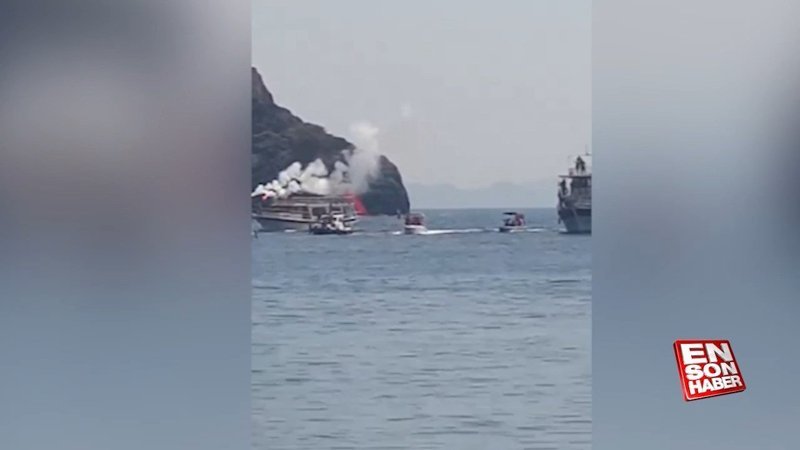 Meis Adası karşısında, teknelerle 30 Ağustos kutlaması