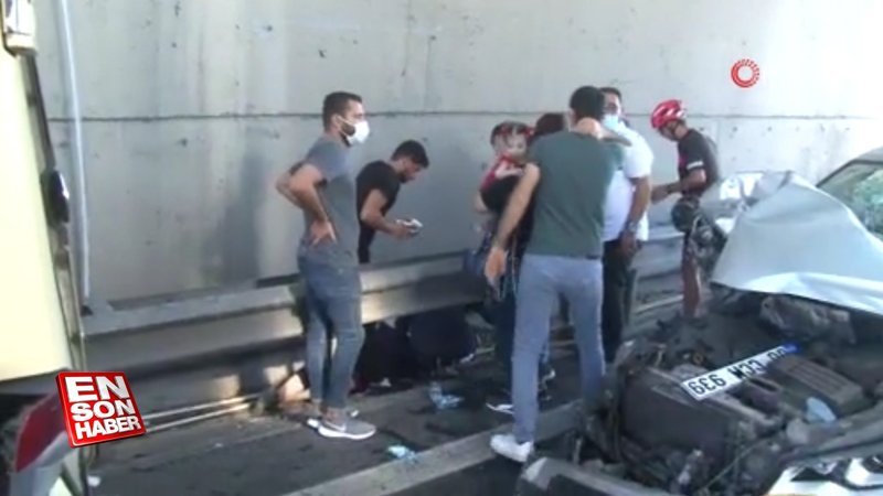 İstanbul'da kaza yapan minibüste, bebeğiyle yola savruldu