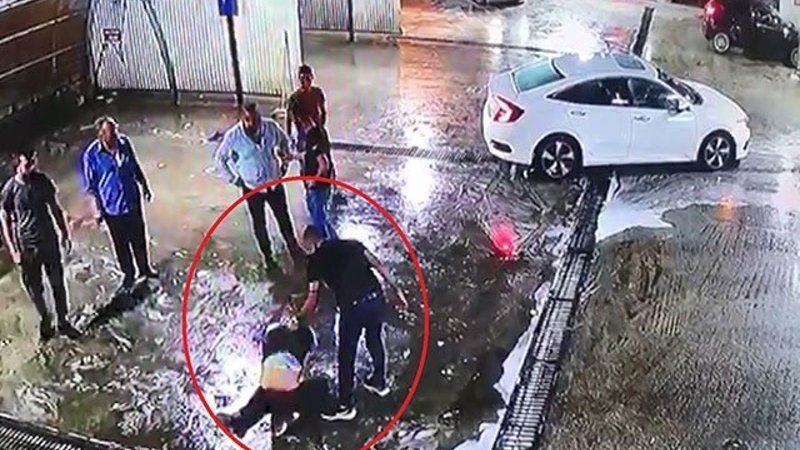 Bursa'da dövülüp araçtan atıldı, başka bir araç çarptı