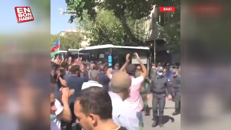 Azerbaycanlılar orduya katılan askerleri alkışlarla uğurladı