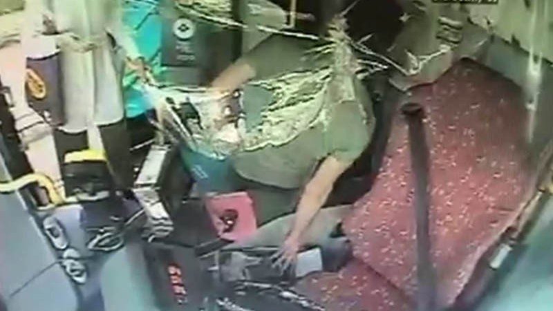 Ortaköy'de otobüsteki kavgayı ayırmak isteyen şoförün telefonunu çaldı