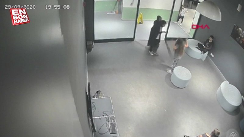 Maske takmadılar diye kendilerini uyaran çocuğu darbeden kadınlar