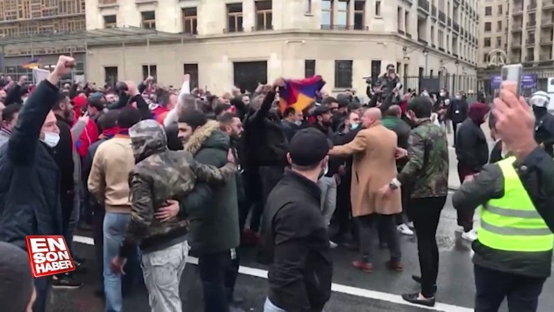  AB kurumları önünde gösteri yapan Ermenilere polis müdahale etti