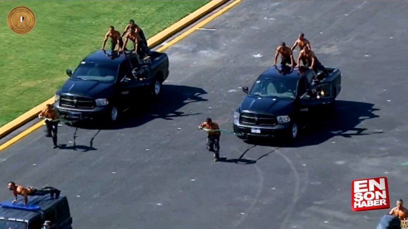 Mısır polisinden komik gösteri