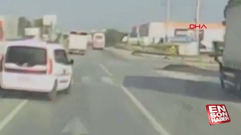 Sakarya'da 112 ekibinin, kazadan son anda kurtulma anı