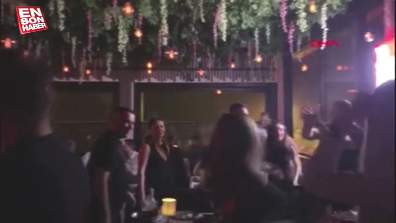 Ortaköy'de koronavirüsü unutan grup, doyasıya eğlendi