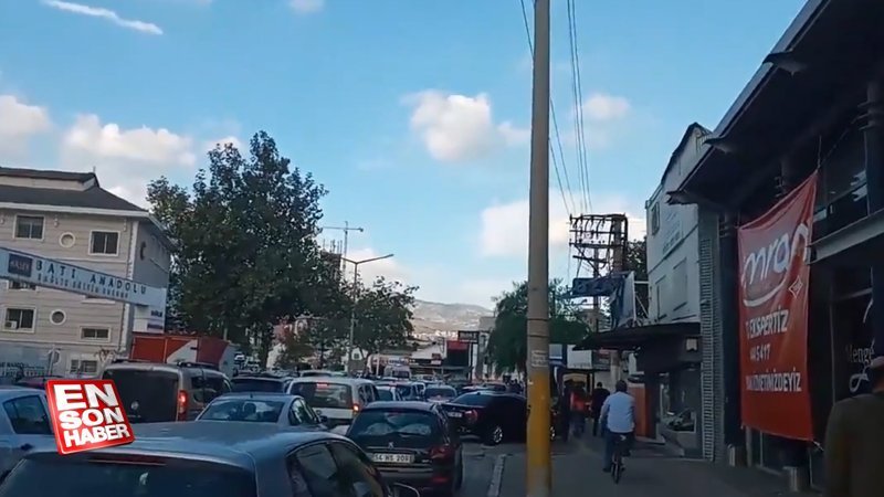 İzmir'de deprem sonrası trafik kilitlendi