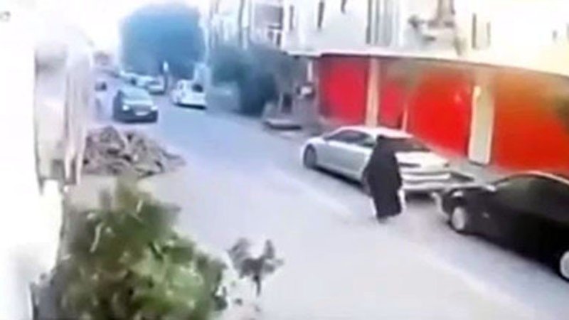 Avcılar'da bebeği çöpe atan kadın kamerada