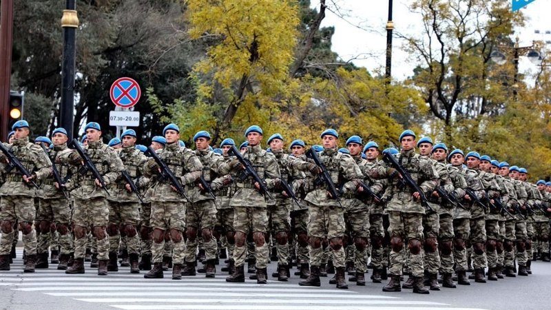 Türk askerleri Bakü sokaklarını inletti