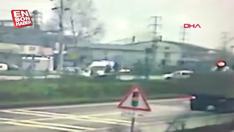 Düzce'de ambulans ile otomobilin çarpışma anı