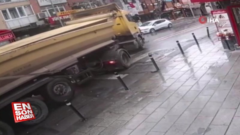 Kaza yapan kamyonun deposundan akan yakıt faciaya davetiye çıkardı