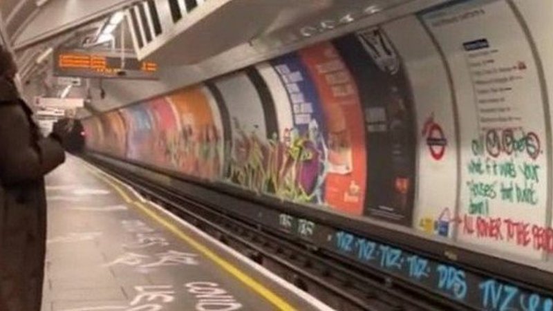 İngiltere’nin en ünlü metro istasyonu Oxford Circus'u grafiti ile kapladılar