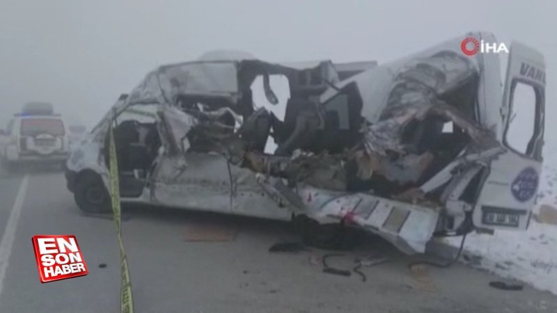 Hakkari'de minibüs ile tır çarpıştı