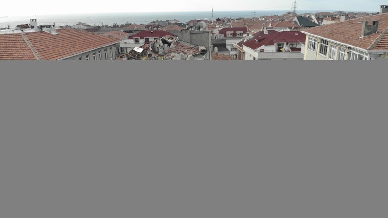 Avcılar'da hasarlı 4 katlı binanın yıkımı yapıldı