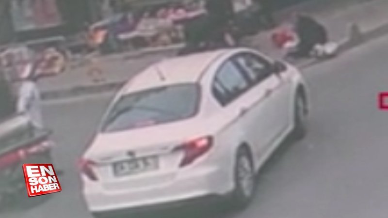 Küçükçekmece'de motosikletli önce otomobile sonra kadına çarptı