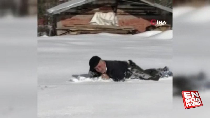Yaşlı adam karda süründü, yuvarlanarak eğlendi