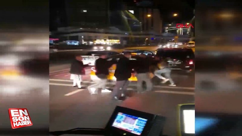 Beylikdüzü'nde 3 kişi taksiciyi dövdü