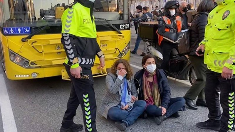 Kadıköy'de HDP milletvekilleri yol kapattı