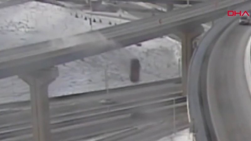 ABD'de 21 metreden düşen araç kamerada