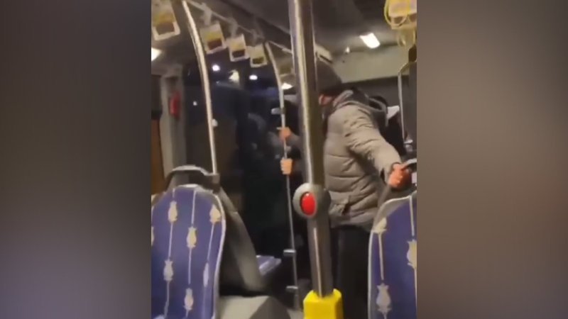 İstanbul'da otobüsü kurtarmak için zıplayan yolcular