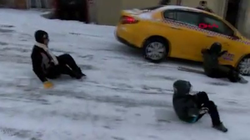 Esenyurt'ta çocuklar, kayan araçların arasında eğlendi