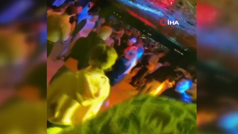 Antalya'da otelin diskosunda eğlence kamerada