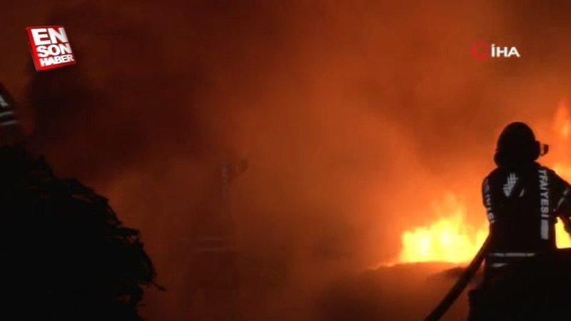 İstanbul'da bir geri dönüşüm deposu yandı