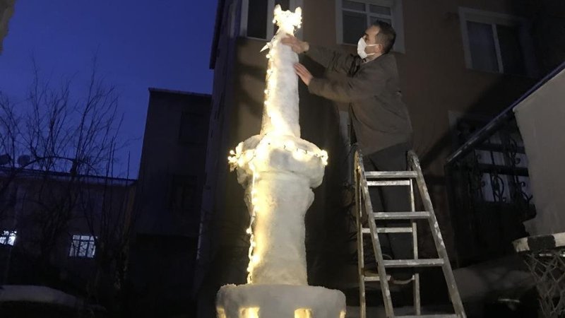 Ümraniye'de kardan minyatür minare yapıldı
