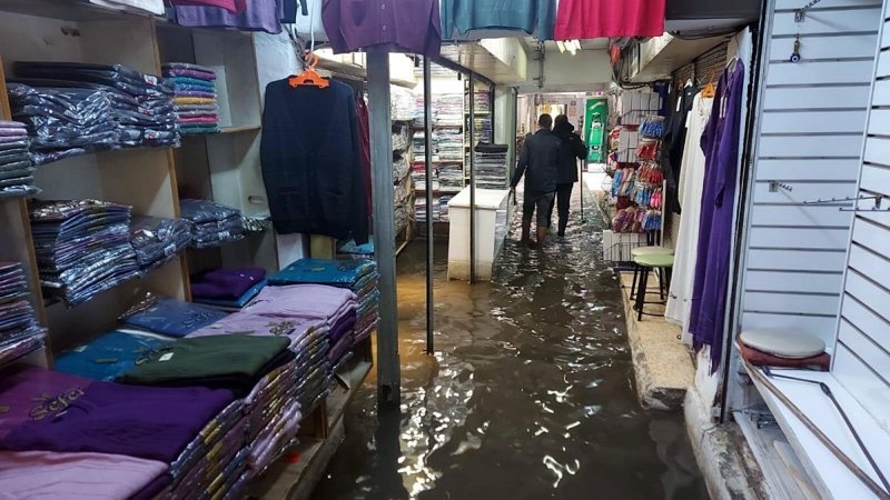 İzmir'i sağanak vurdu, işyerlerini su bastı