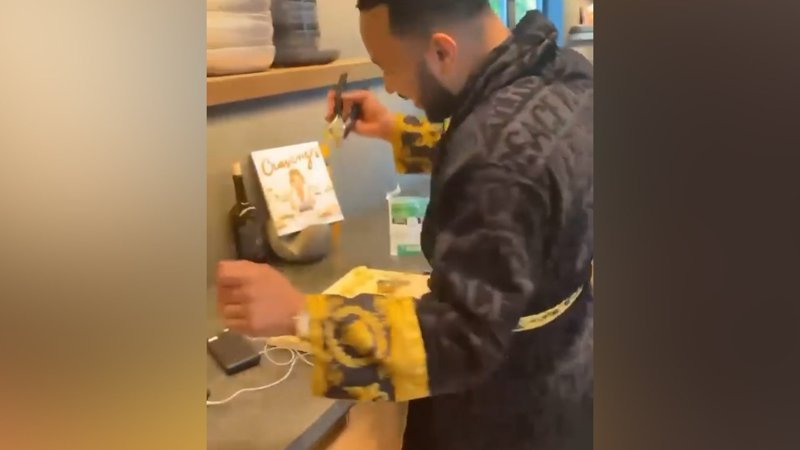 John Legend ödülünü sarımsak doğrayarak kutladı