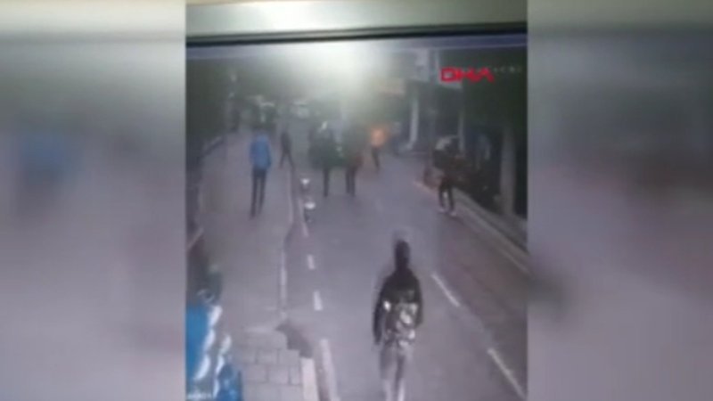 İzmir'de yola fırlayan çocuk otomobilin altında kaldı