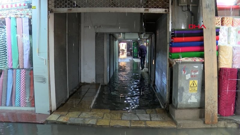 İzmir'de esnaf yine su baskınlarına teslim