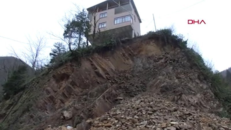 Rize'nin Ayvalık köyünde heyelan