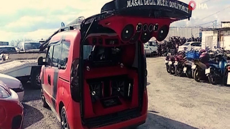 Edirne'de denetlemeye takılan aracın ses sistemi polisi şaşkına çevirdi