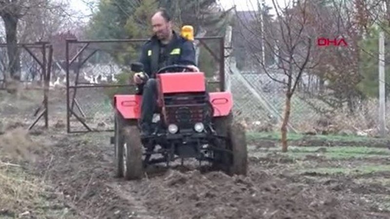Konya'da garajında mini traktör yaptı