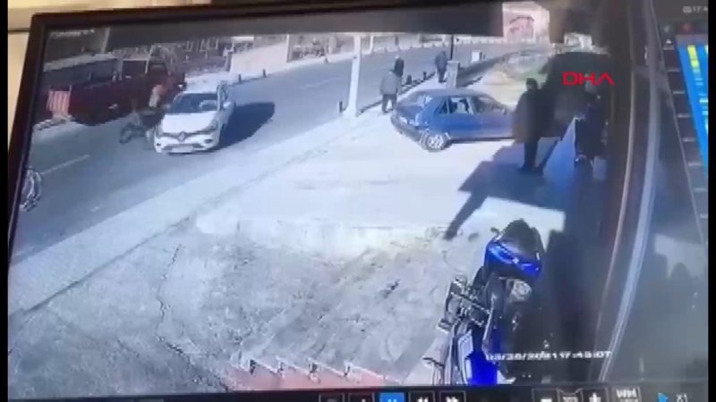Beykoz'da otomobile çarpan motosiklet sürücüsü havada takla attı
