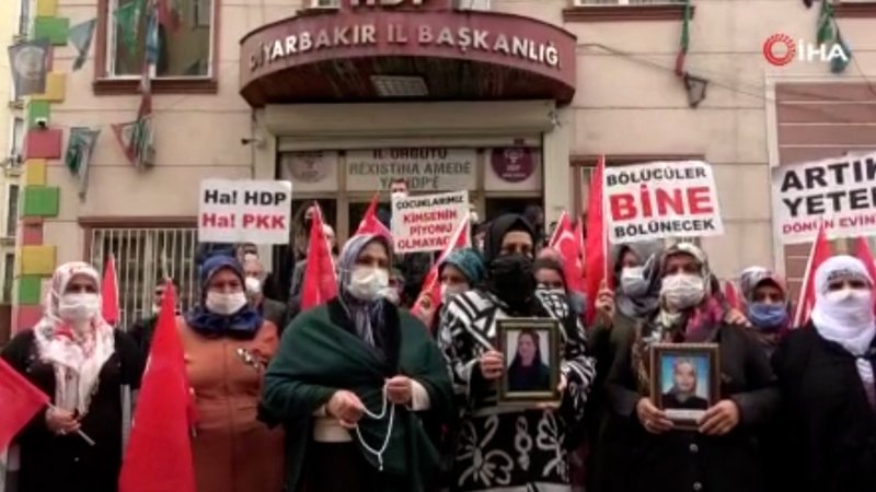 Yüreği yanık bir abla HDP önündeki evlat nöbeti eylemine katıldı