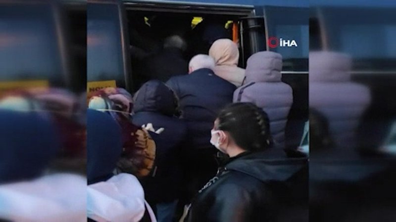 Büyükçekmece’de minibüse üst üste binmeye çalışan yolcular