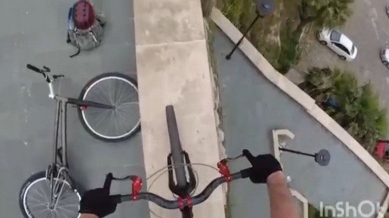 Antalya'da bisikletli gençlerden Kaleiçi surlarında tehlikeli akrobasi