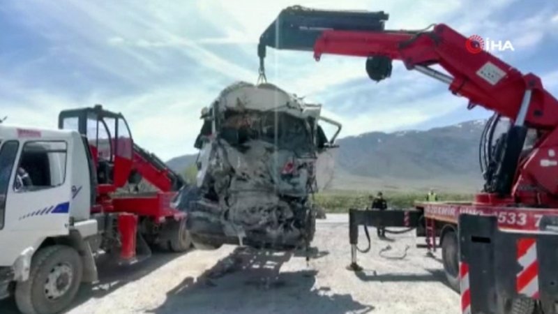 Afyonkarahisar'da iki tır kafa kafaya çarpıştı