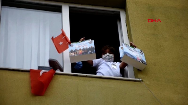 Tekirdağ'da, karantinada olan çocuğun doğum gününü polisler kutladı