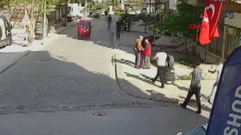 Denizli'de eşine bıçak çeken kocayı, esnaf durdurdu