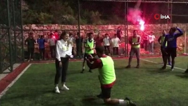 Antalya'da sakatlanan sevgilisine elinde buzla koşarak gitti, yüzükle geri döndü