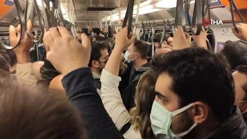 Metroda hattında arıza sosyal mesafeyi unutturdu