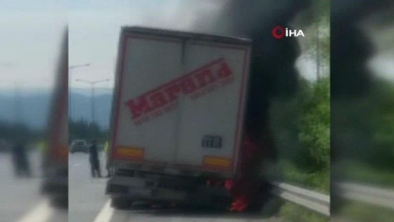 Düzce'de seyir halindeki tırın lastikleri tutuştu
