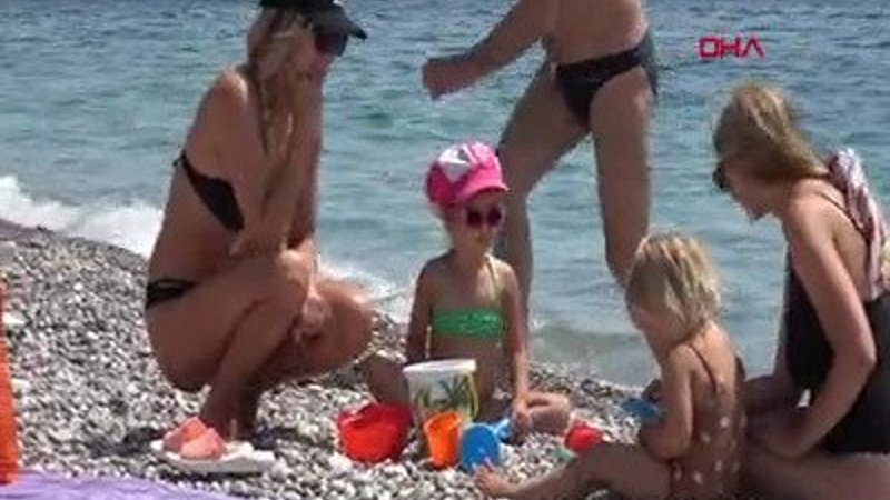 Antalya'da turistler sahile indi