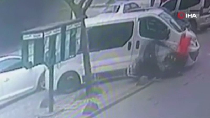 Esenler'de lastik değiştirirken motosiklet çarptı